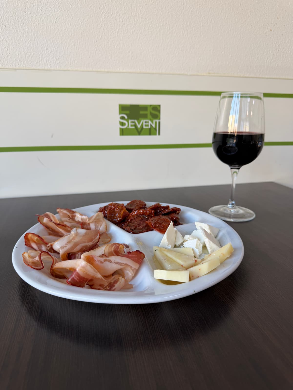 Tagliere con calice di vino