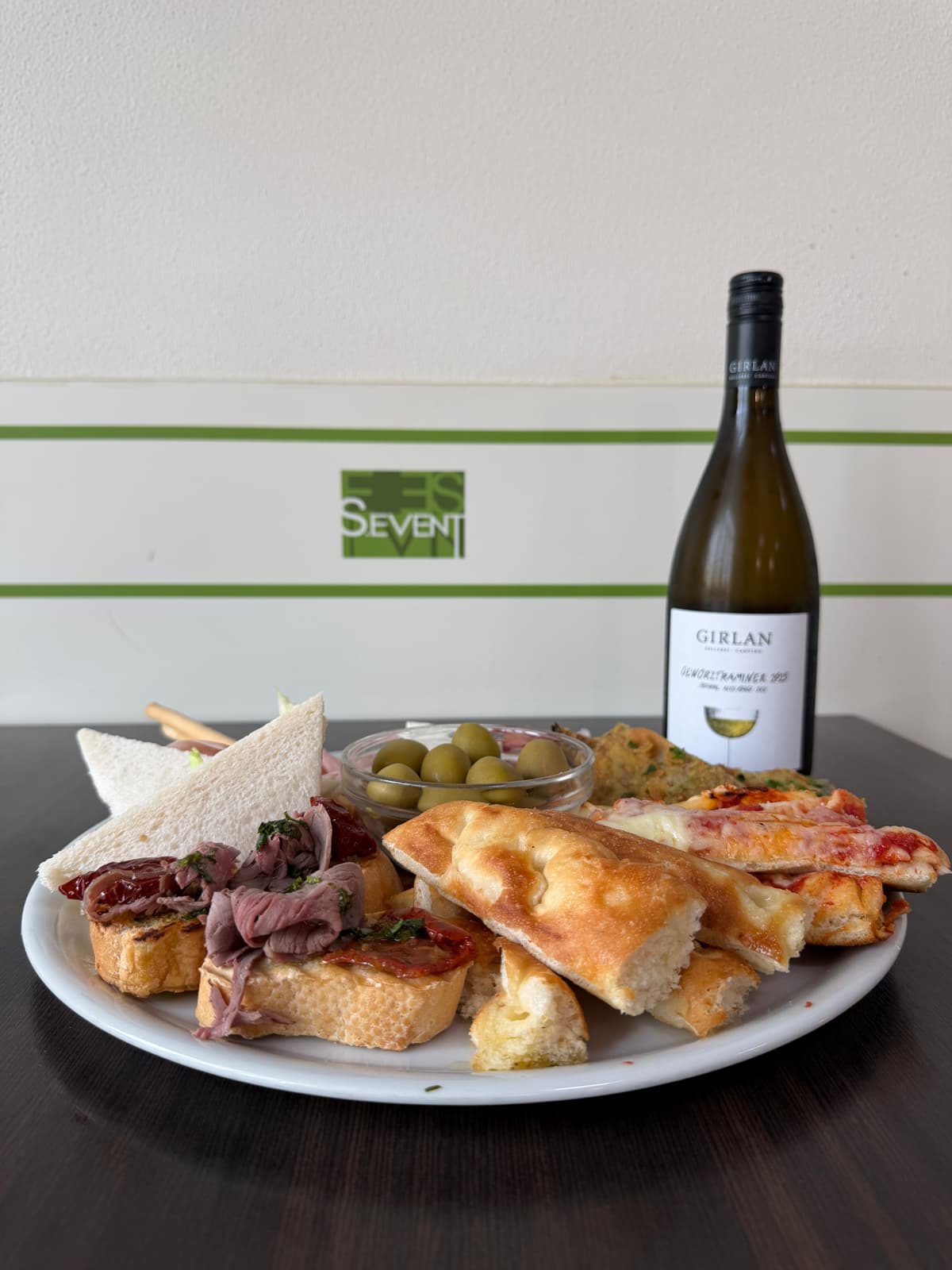 Aperitivo con vino bianco