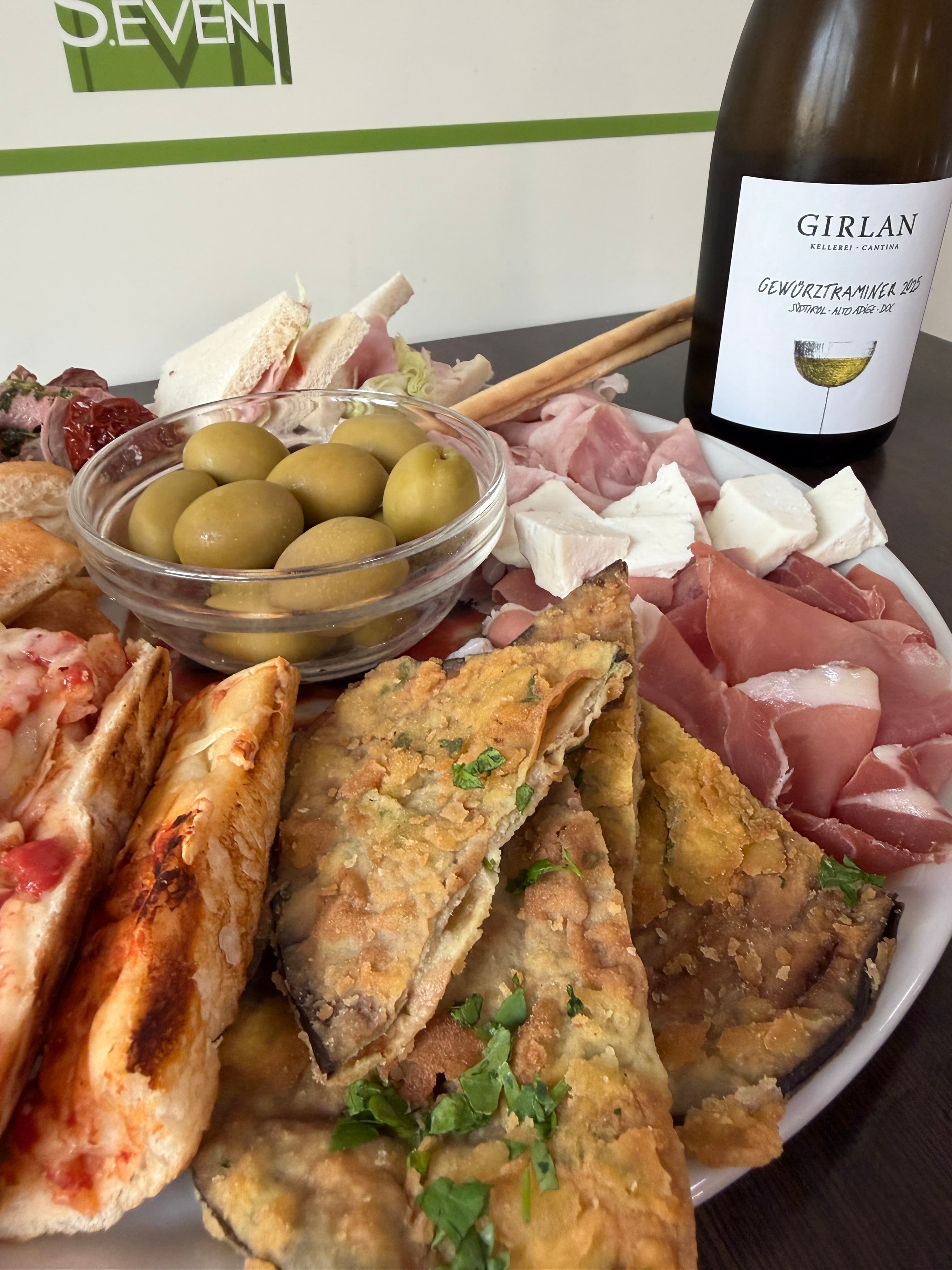 Dettaglio aperitivo con vino